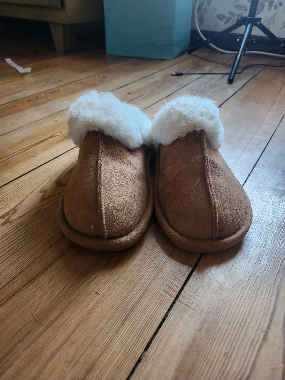 SHEIN Kids Tan Faux-Suede Slipper Clogs with White Plush Cuff